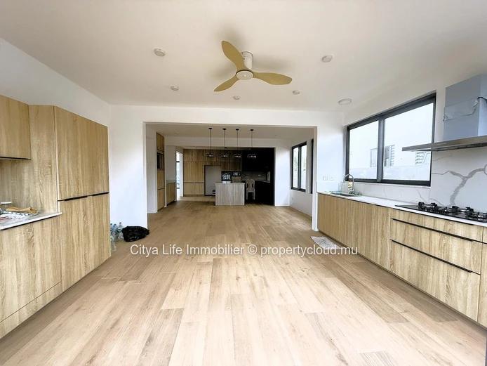 Modern 4-Bedroom Home for Sale – American Floor Plan | 400m² Built | 649m² Land