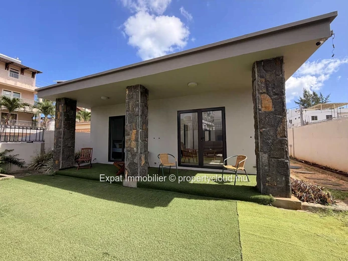 2-Bedroom Apartment with Shared Pool for Rent – 500m from Flic-en-Flac Beach