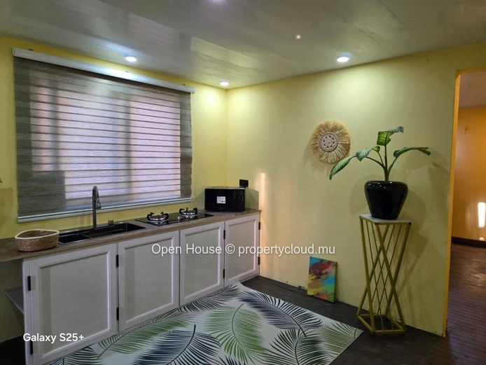 Local market - Apartment for sale in Péreybère - 41m² - fully renovated - close to shops - beach - Rs.