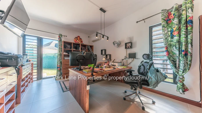 Charmante maison familiale au pied de la montagne avec un jardin tropical luxuriant et des vues spectaculaires