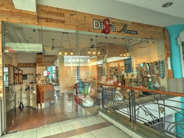 Commercial space ideally located in a busy mall 