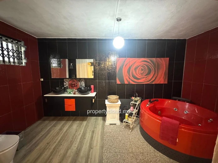 Flic en Flac – À vendre : spacieuse villa de 300 m², 5 chambres, située dans un quartier résidentiel calme.