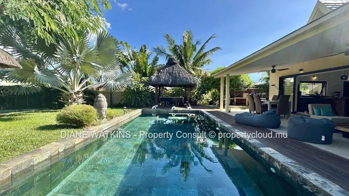 À Vendre - Spacieuse Villa d'Inspiration Balinaise à Rivière Noire