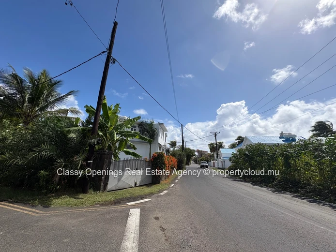 Pereybere 715 m² Plot — Near Golf, Bus Stop & Shops