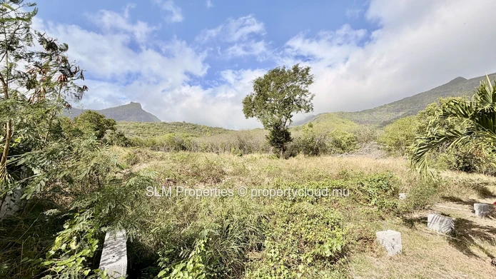 Terrain résidentiel de 1 374 m² à vendre à Pailles