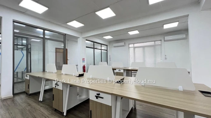 Bureau au premier étage – Emplacement stratégique au cœur du centre-ville de Quatre Bornes