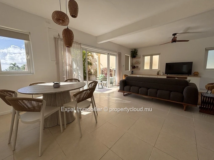 Contemporary 3-Bedroom Duplex Overlooking The Lagoon And Coin De Mire – Calodyne