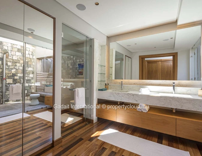 Investissez dans cette superbe Villa luxueuse avec vue golf et vue mer dans l'est de l'Ile Maurice