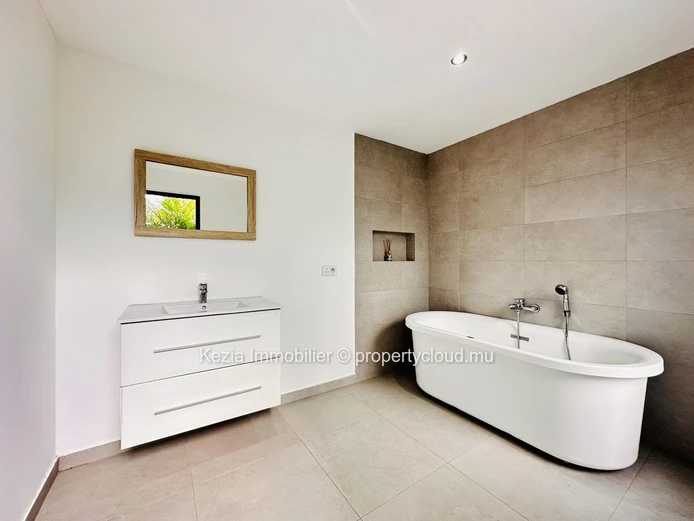 Contemporary Villa In The Heart Of An Exceptional Garden