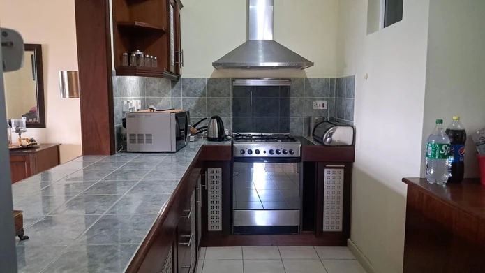 Appartement meuble et equippe (150 m2) a vendre  à Quatre Bornes, Prix Rs (neg)
