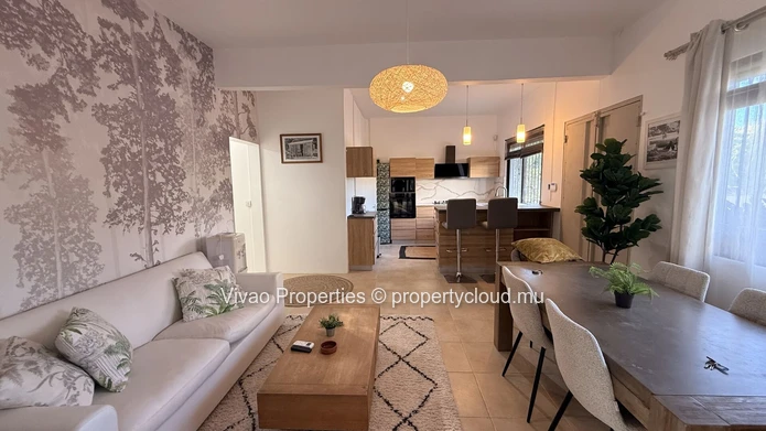 Maison principale spacieuse et élégante de 4 chambres meublée + maison d'amis de 2 chambres avec piscine privée à Per...