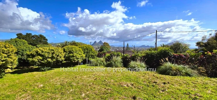 HOUSE TO RENOVATE This house of 250m2 on a plot of land of 888 toises is located in a highly residential area in Flor...