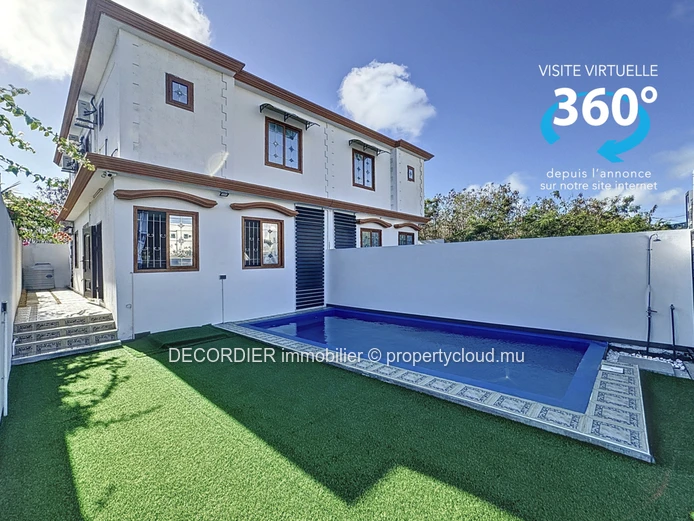 Maison à étage de 4 chambres avec piscine