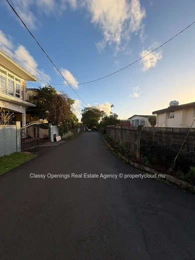 570 m² Land in Eau Coulée — Close to Bus, School & Shops