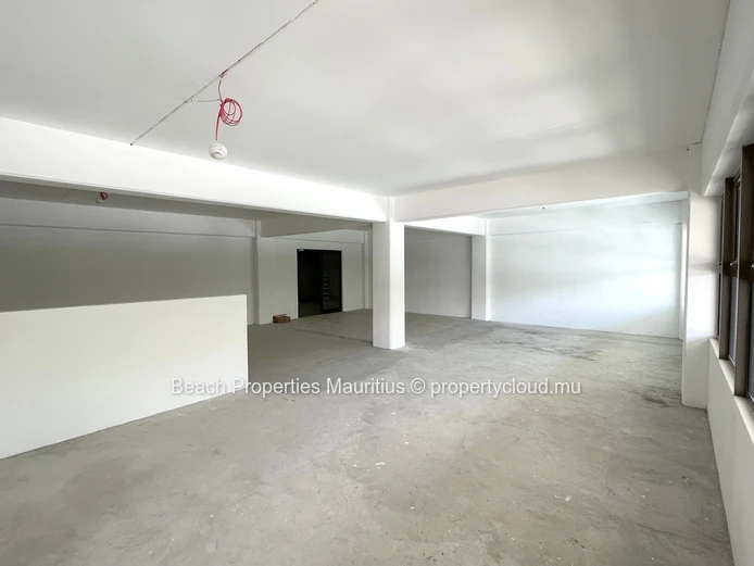 Unité de bureaux flexible dans un quartier commercial dynamique de la côte Ouest