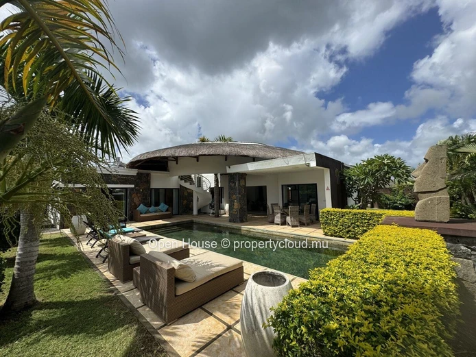 VILLA RES à vendre, Grand Baie, 350m², 4 chambres, bureau, piscine privée, 900m² de terrain, accessible aux étrangers...