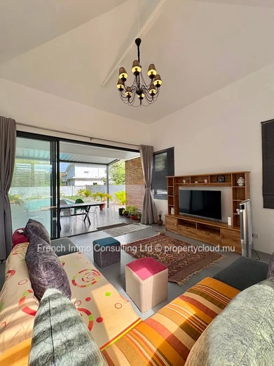 Vaste villa de 4 chambres sur 1477 M2 de jardin et piscine a calodyne