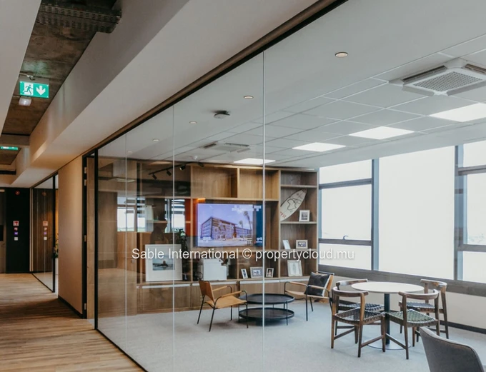 Bureau à vendre à Grand Baie, 1400m², 2 bureaux, parking sécurisé, proche commodités.