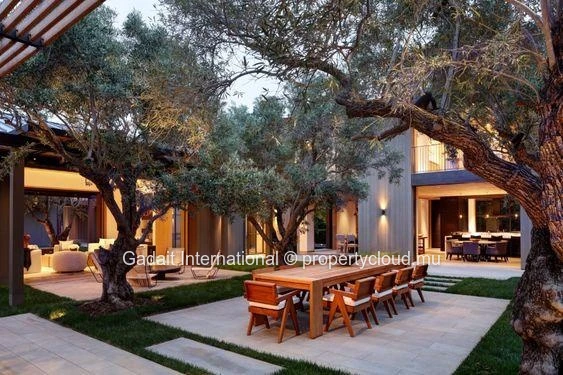 Villa I6 : exceptional bioclimatic villa of 542m² at Beau Champ