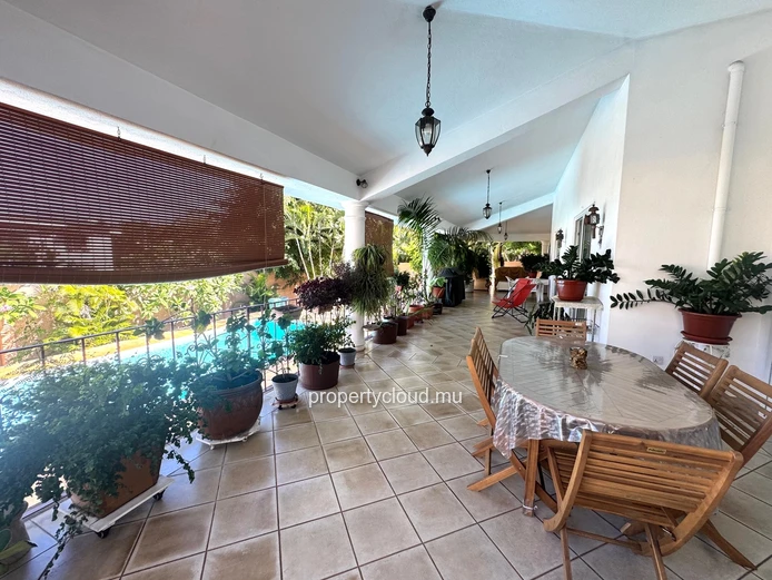 ALBION – À VENDRE – Spacieuse villa familiale avec appartement indépendant, piscine et garage