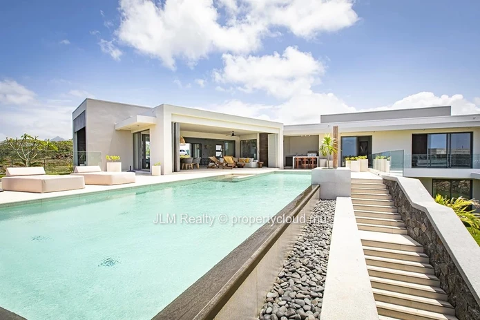 Superbe villa de luxe à vendre dans un domaine golfique à Beau Champ sur la côte est de l’Île Maurice