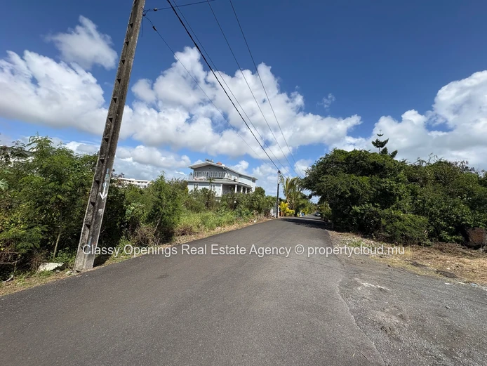 Pereybere 715 m² Plot — Near Golf, Bus Stop & Shops