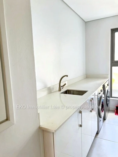 Stunning 2-Bedroom Apartment with Pool in Pointe aux Canonniers