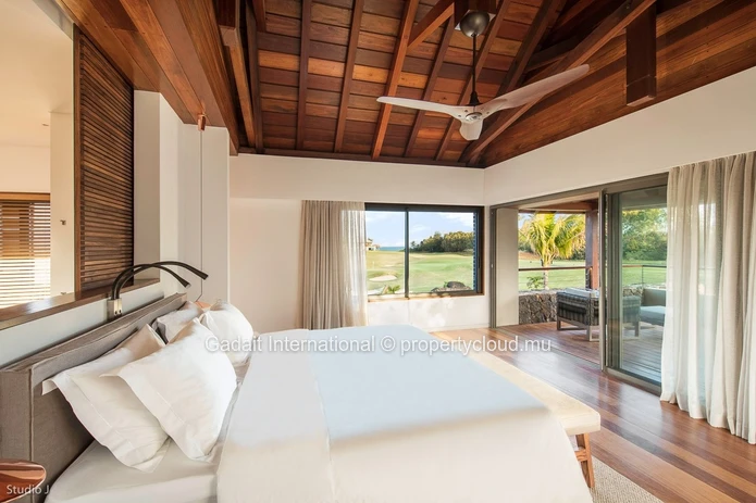 Élégance architecturale et nature préservée : une villa d'exception à Anahita Beau Champ