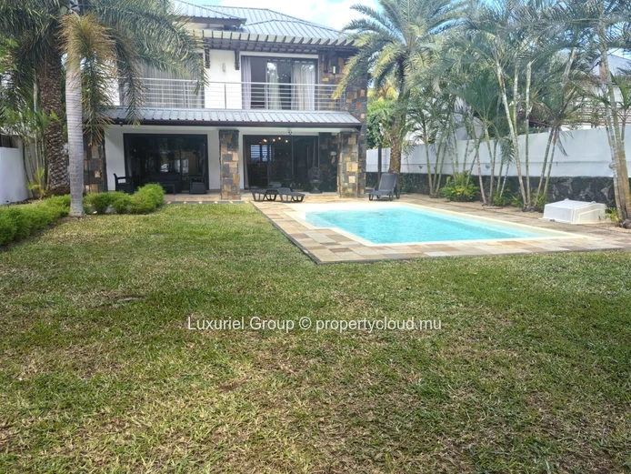 4-bedroom villa with swimming pool and spacious outdoor area