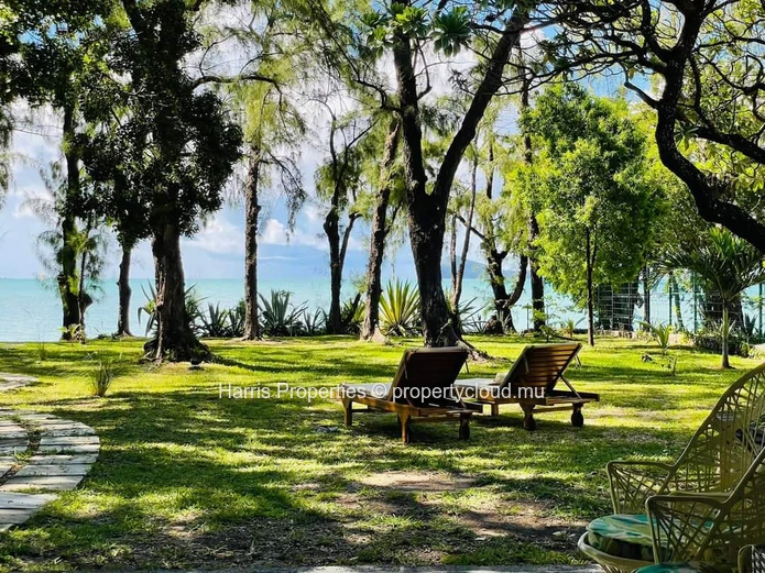 Superbe villa pieds dans l'eau à vendre à Calodyne