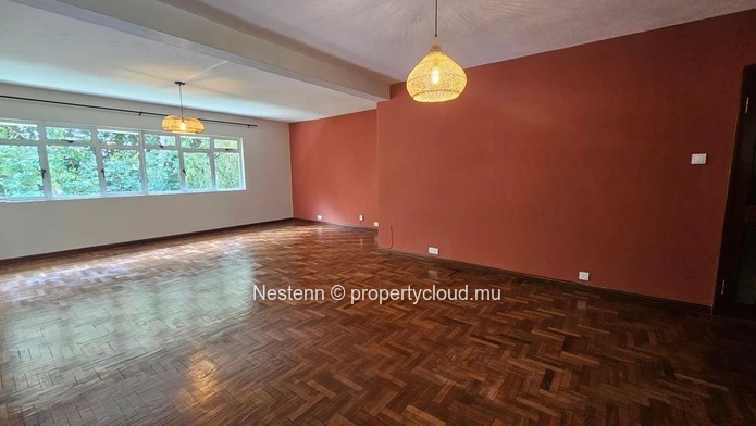 Un appartement lumineux et rénové au cœur d'une résidence intimiste.
