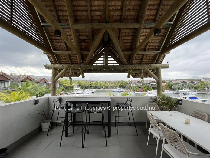 Stunning 2 Bedroom Marina Apartment with Picturesque Mountain View