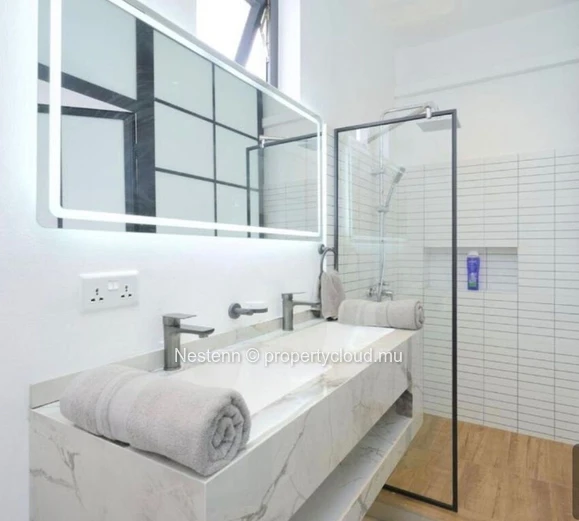 3-bed modern apartment steps from the beach