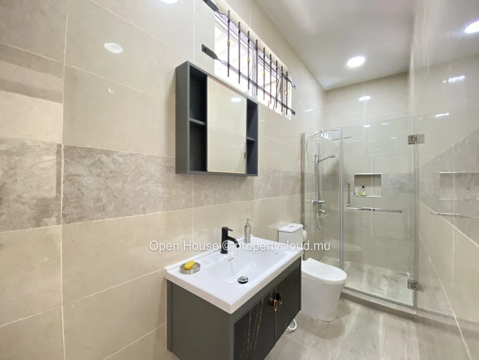 Vente Marché local - belle et grande villa lumineuse de 5 chambres entièrement meublée avec piscine privée - Calodyne