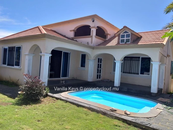 Élégante Maison Familiale avec Piscine à Vendre  a St Antoine