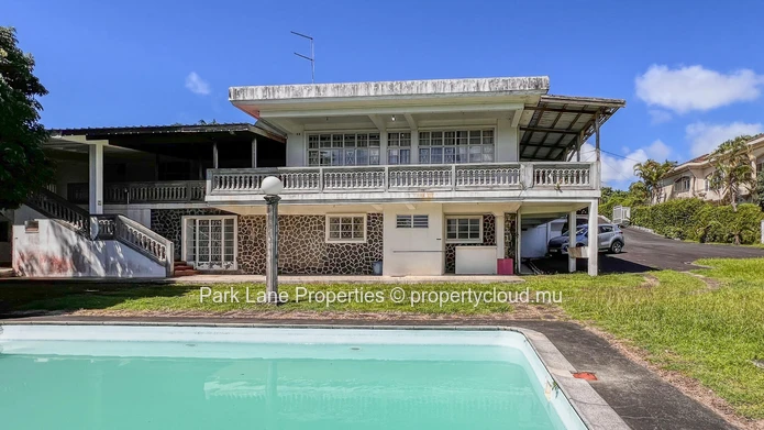 Rare opportunity in Floréal: High potential property on a large plot.