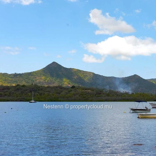 3 bedrooms apartment of 155m2 feet in the water on the exclusive site
