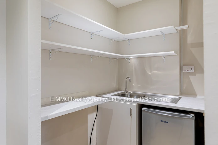 Bureau moderne de 90 m² à louer à The Flore, Floréal – Rs 45,000 + VAT (Mandat exclusif)