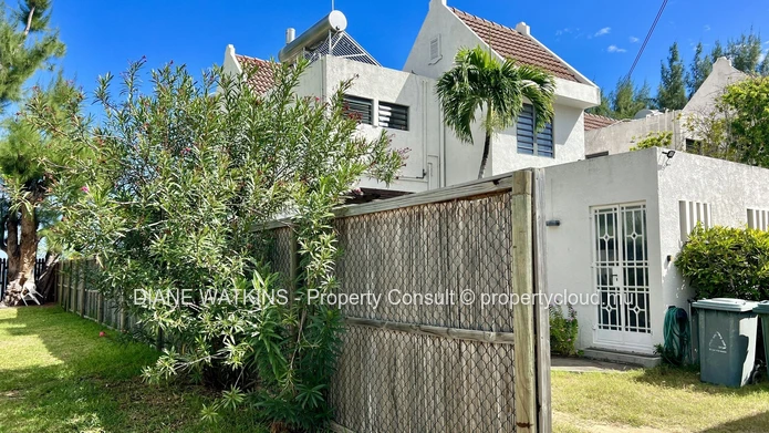 Rare 3-Bedroom Beachfront Villa for Rent in La Preneuse
