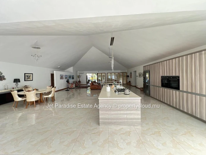 Villa à vendre à Tamarin, surface habitable 434m², terrain 1.802m², 3 chambres, piscine privée, vue montagne, proche ...