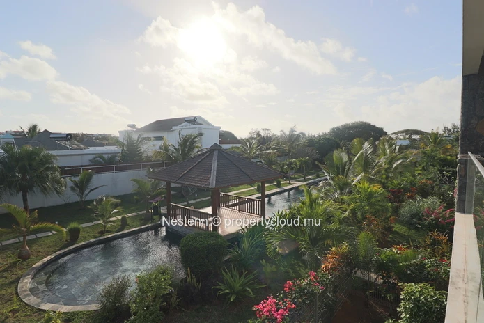 Bright 3-bed apartment with spacious jacuzzi in a residence