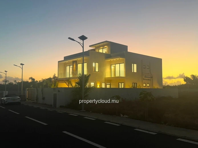 Villa Contemporaine 2026 de 270 m² sur 9.5 Perches | Rooftop Vue Montagne & Piscine Privée | Proche Balaclava & 7 km ...