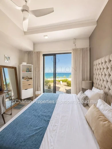 Prestige 3-bedroom ground-floor apartment with private garden and panoramic sea view