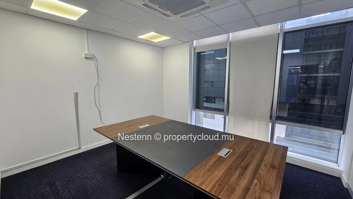 Espace bureau de 1 086 m² dans un centre d'affaires recherché. 