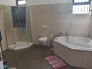 6 Bedroom Villa