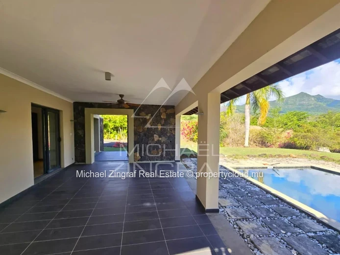 Élégante Villa de 3 Chambres avec Vue sur les Montagnes – Rivière Noire