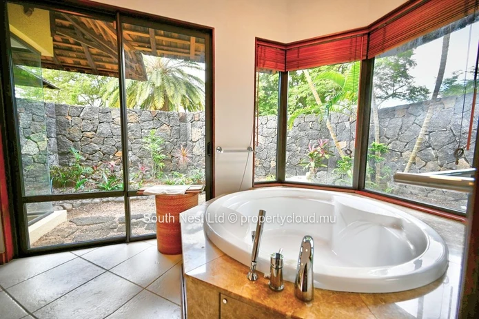 Villa de Prestige dans un Domaine Golfique à Tamarin | Piscine Privée & Vue Montagne