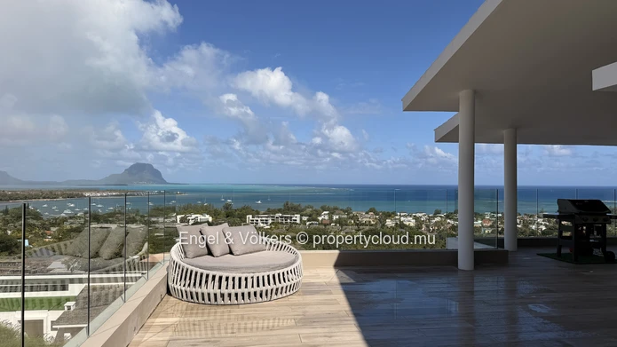 An Exceptional Villa Above the Ocean