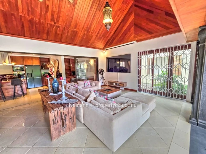 Spacious 5-bedroom villa in exclusive secured residence 