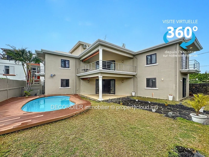 Unique opportunity: house with apartments, studio and sea view!